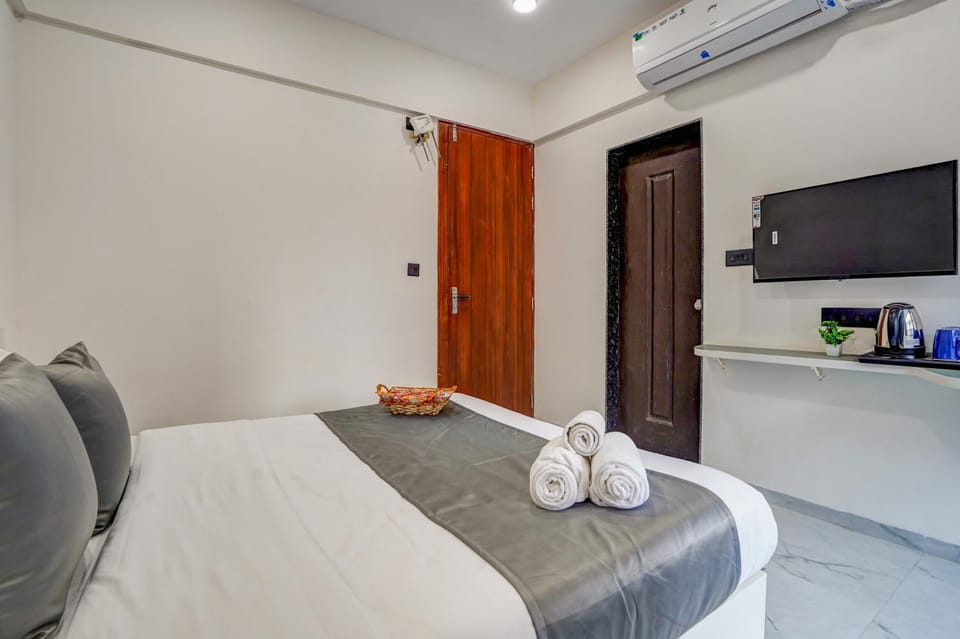 Photo of the whole room, Bedroom, towels