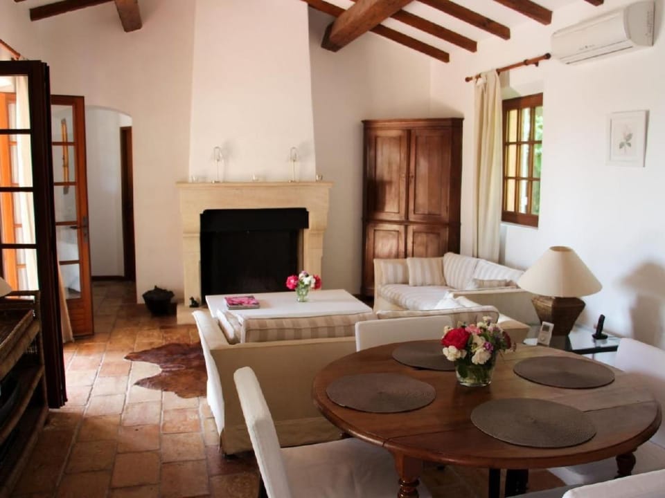 Holiday Home Charmante Villa mit Pool und Golfplatz by Interhome House in Saint-Raphael