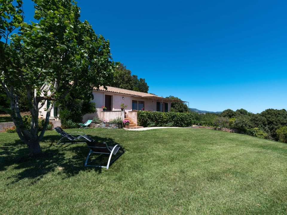 Holiday Home Weingut Punta della Guardia Ruhig und beschaulich by Interhome House in Corsica