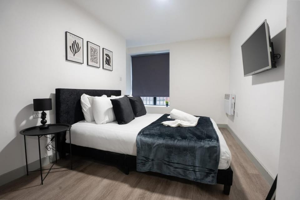 Bed, TV and multimedia, Bedroom, towels