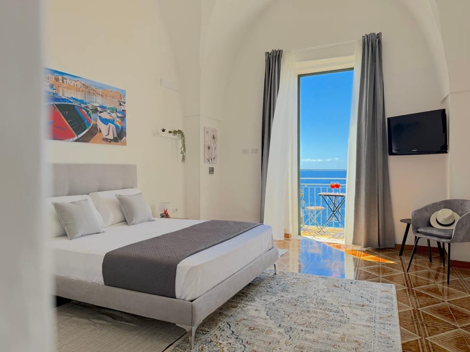 Photo of the whole room, Bedroom, Sea view