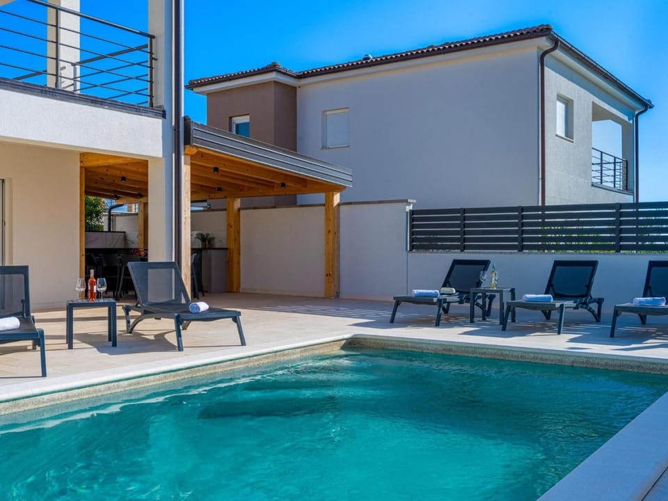 Holiday Home 4 Schlafzimmer- 3 Badezimmer- Küche- Wohnzimmer- privater Pool- Grill by Interhome House in Vodnjan