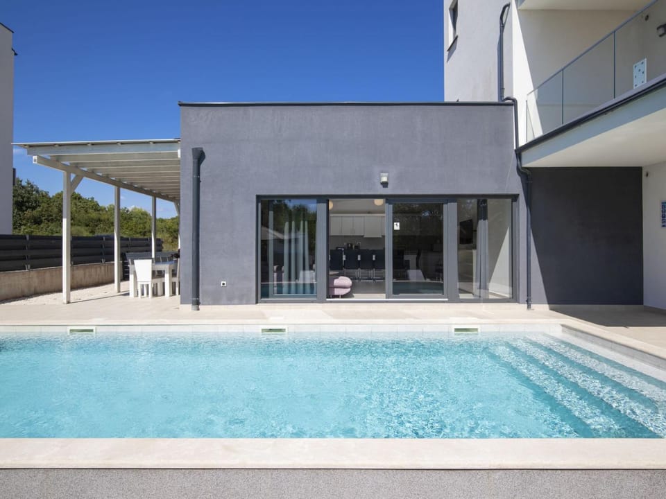 Holiday Home Villa Sole am Meer mit Pool- Sauna- Whirlpool by Interhome House in Medulin