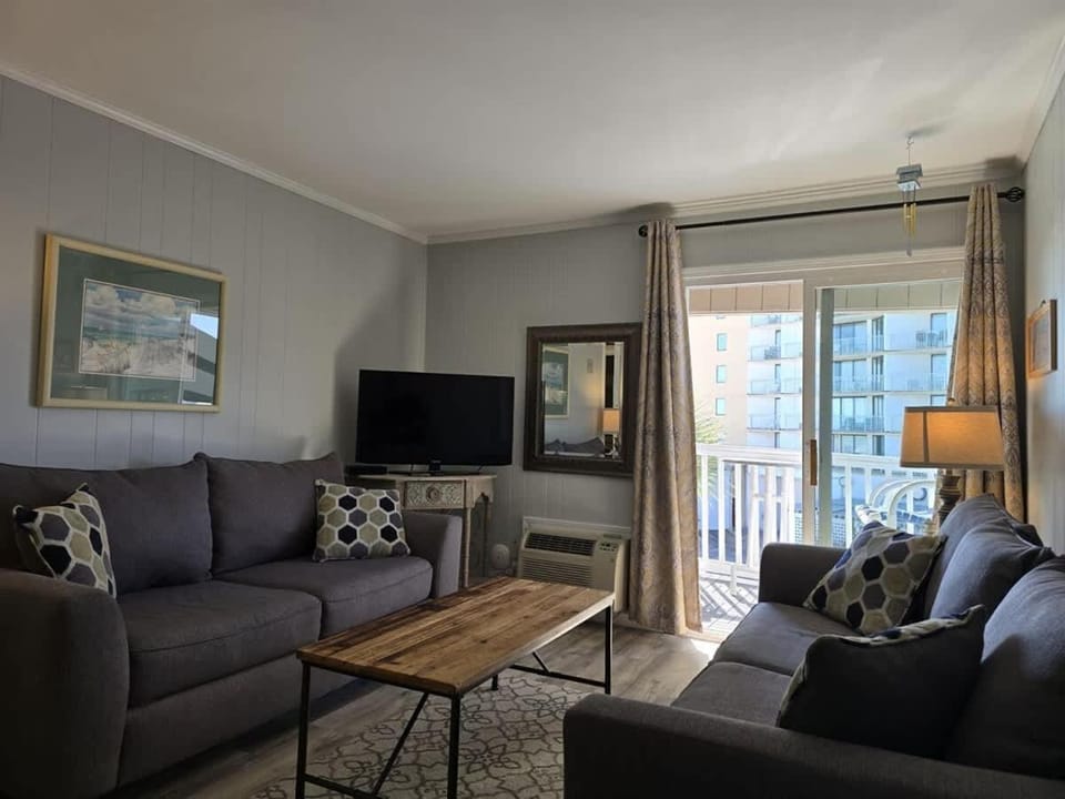 Oceanside Condo-Balcony,Pool,Beach Access House in South Carolina