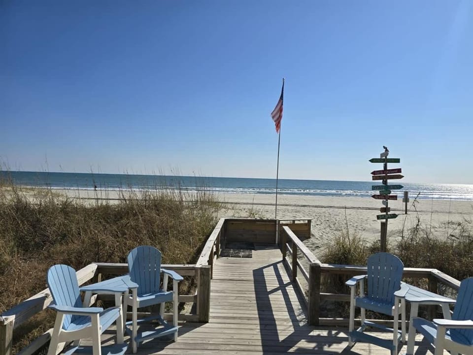Oceanside Condo-Balcony,Pool,Beach Access House in South Carolina