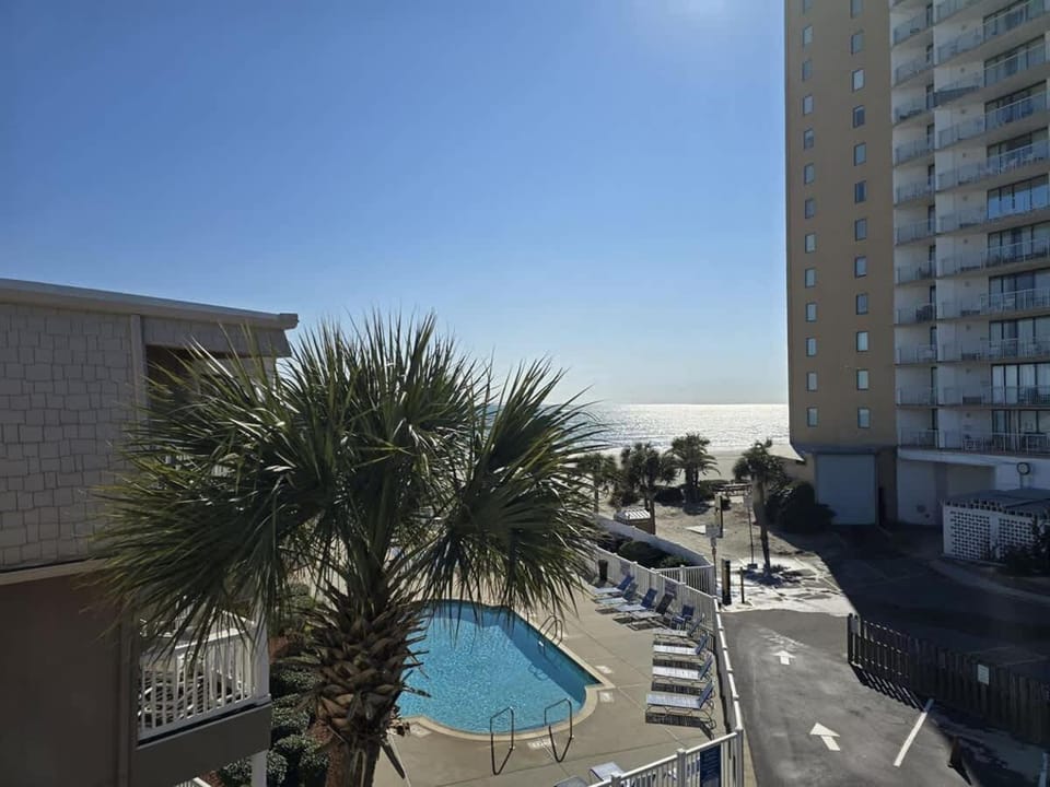 Oceanside Condo-Balcony,Pool,Beach Access House in South Carolina