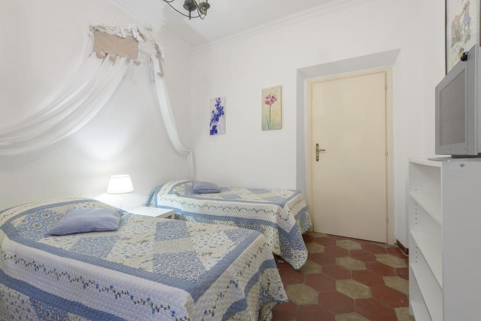 Photo of the whole room, Decorative detail