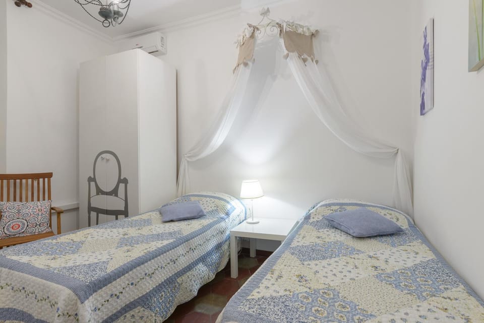 Photo of the whole room, Decorative detail