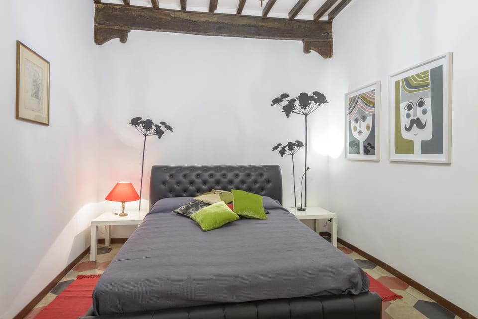 Photo of the whole room, Decorative detail, Decorative detail
