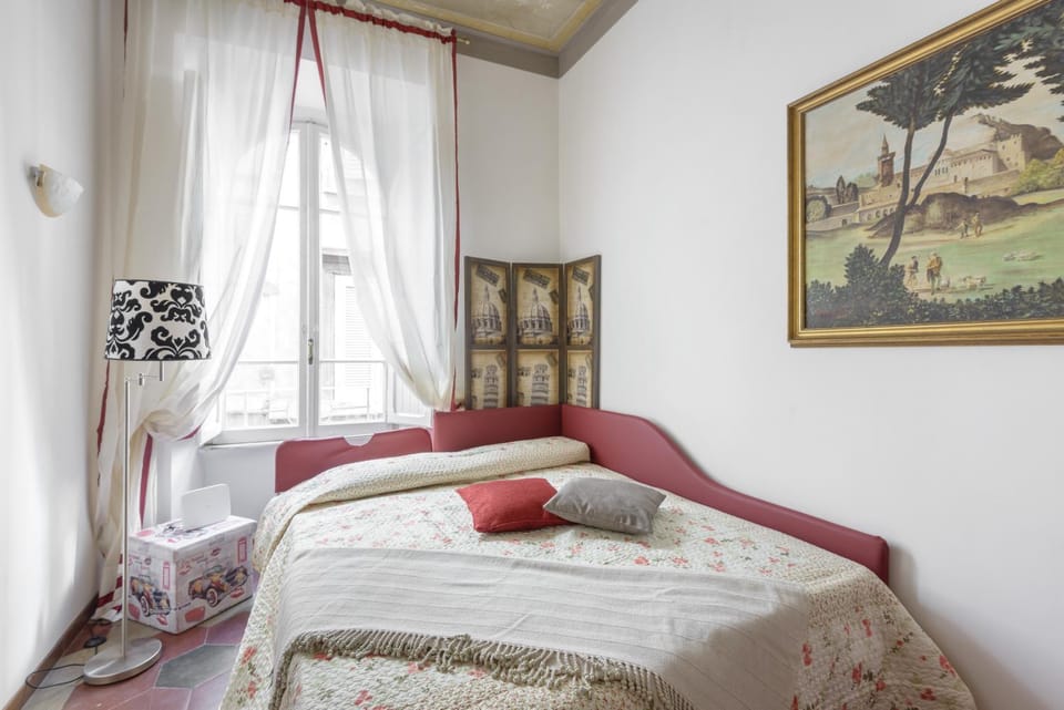 Photo of the whole room, Decorative detail