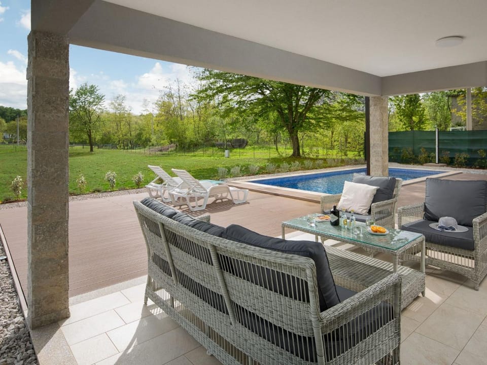 Holiday Home Charmante Villa mit gepflegtem Garten und beheiztem Pool by Interhome House in Istria County
