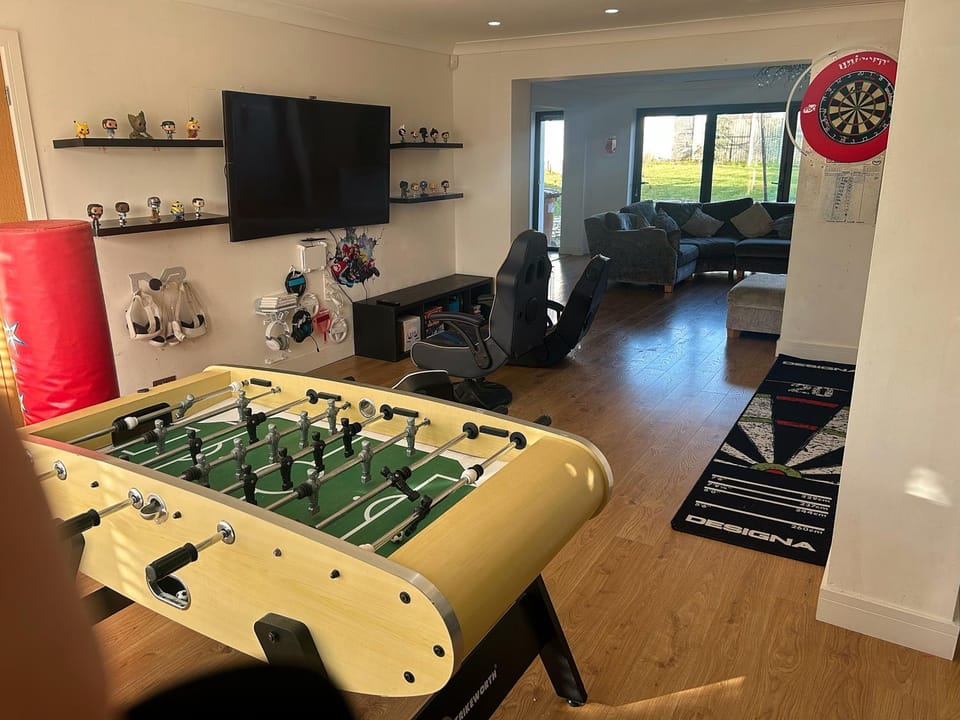 Darts, Game Room