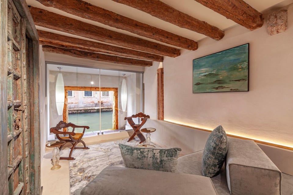 Canal Secret Garden Apartment in Venice