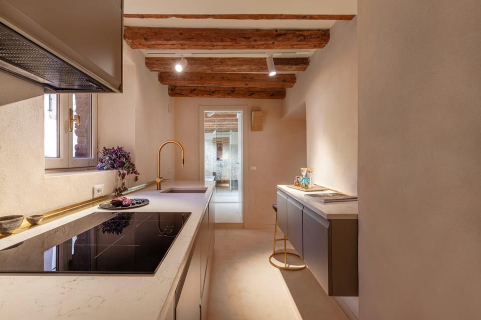 Canal Secret Garden Apartment in Venice