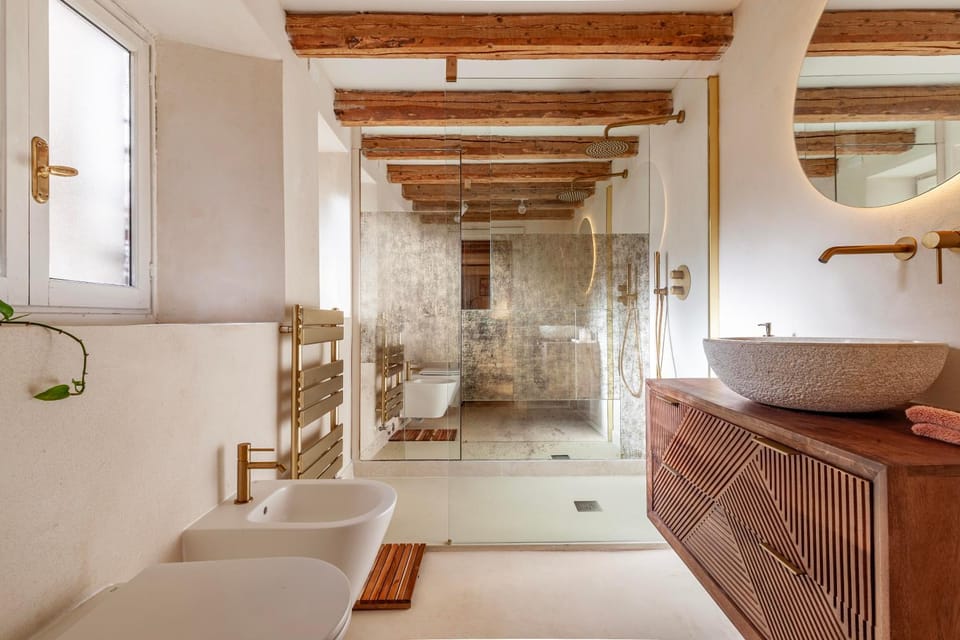 Canal Secret Garden Apartment in Venice