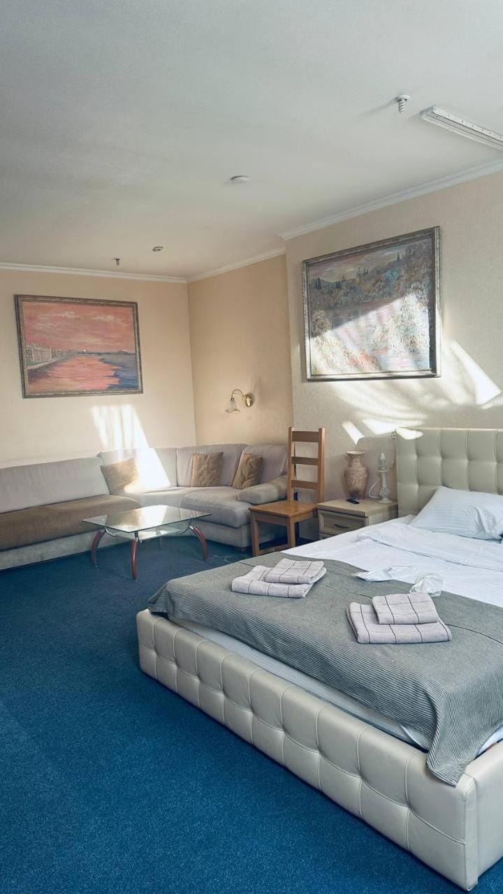 Bed, Photo of the whole room, Seating area, Bedroom