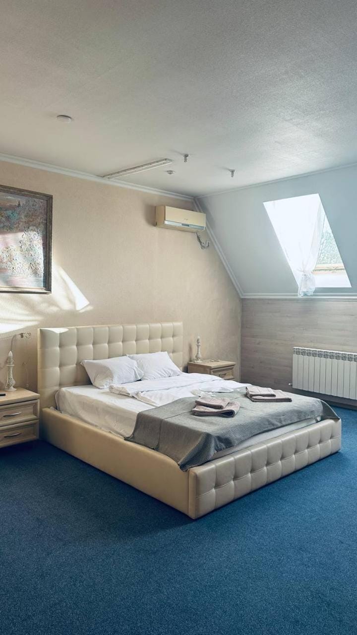 Bed, Photo of the whole room, Seating area, Bedroom