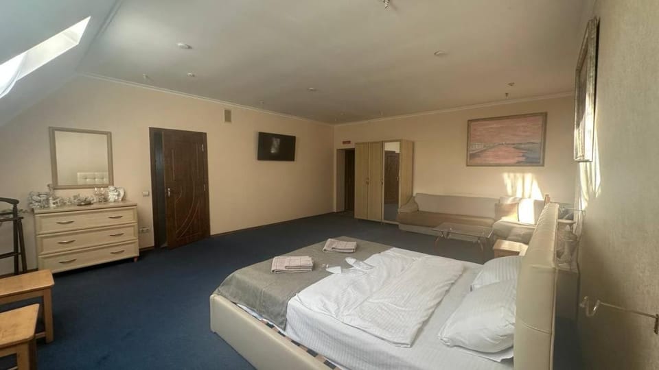 Bed, TV and multimedia, Photo of the whole room, Bedroom, wardrobe