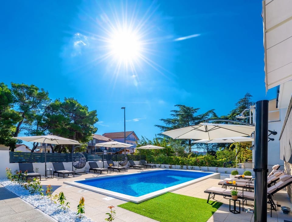 Property building, Spring, Off site, Day, Pool view, Swimming pool, sunbed