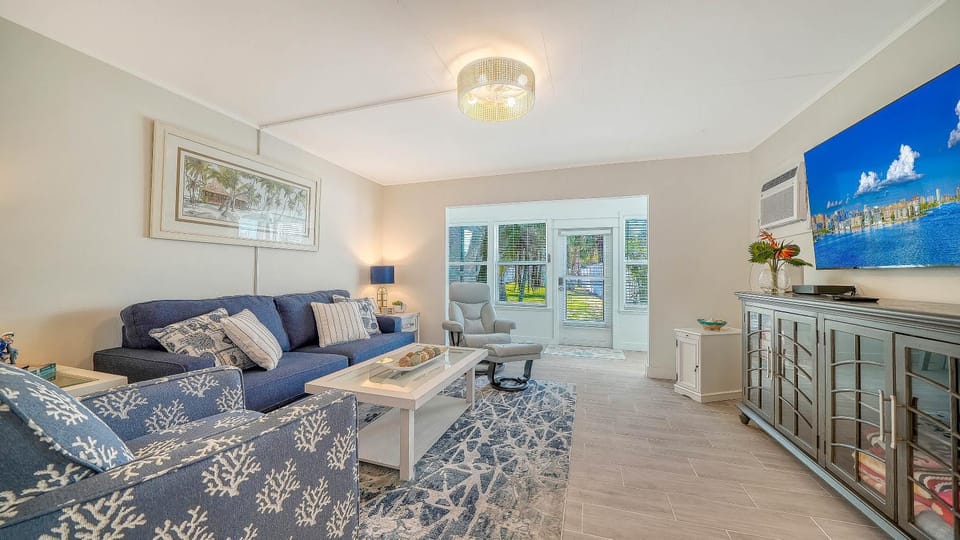 All-New, Walk to Beach & Village, Private and Cozy Apartment in Siesta Beach