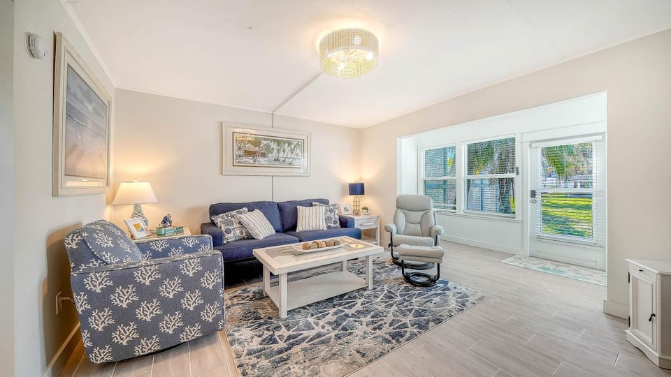 All-New, Walk to Beach & Village, Private and Cozy Apartment in Siesta Beach