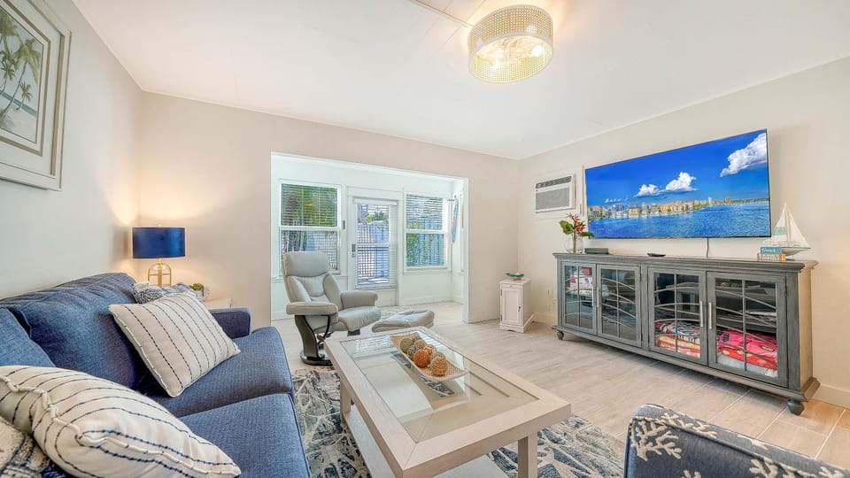 All-New, Walk to Beach & Village, Private and Cozy Apartment in Siesta Beach