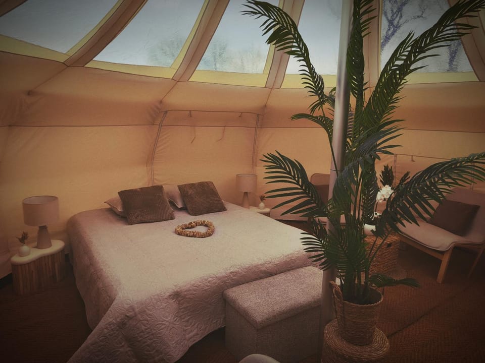Lodge Plein ciel et son jacuzzi privatif Luxury tent in Auvergne-Rhône-Alpes