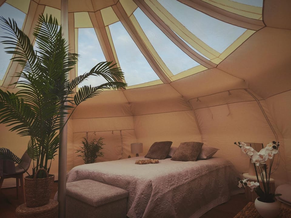 Lodge Plein ciel et son jacuzzi privatif Luxury tent in Auvergne-Rhône-Alpes