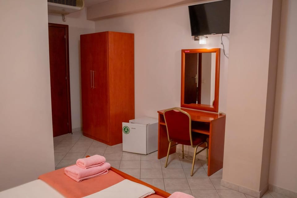 Bed, TV and multimedia, towels