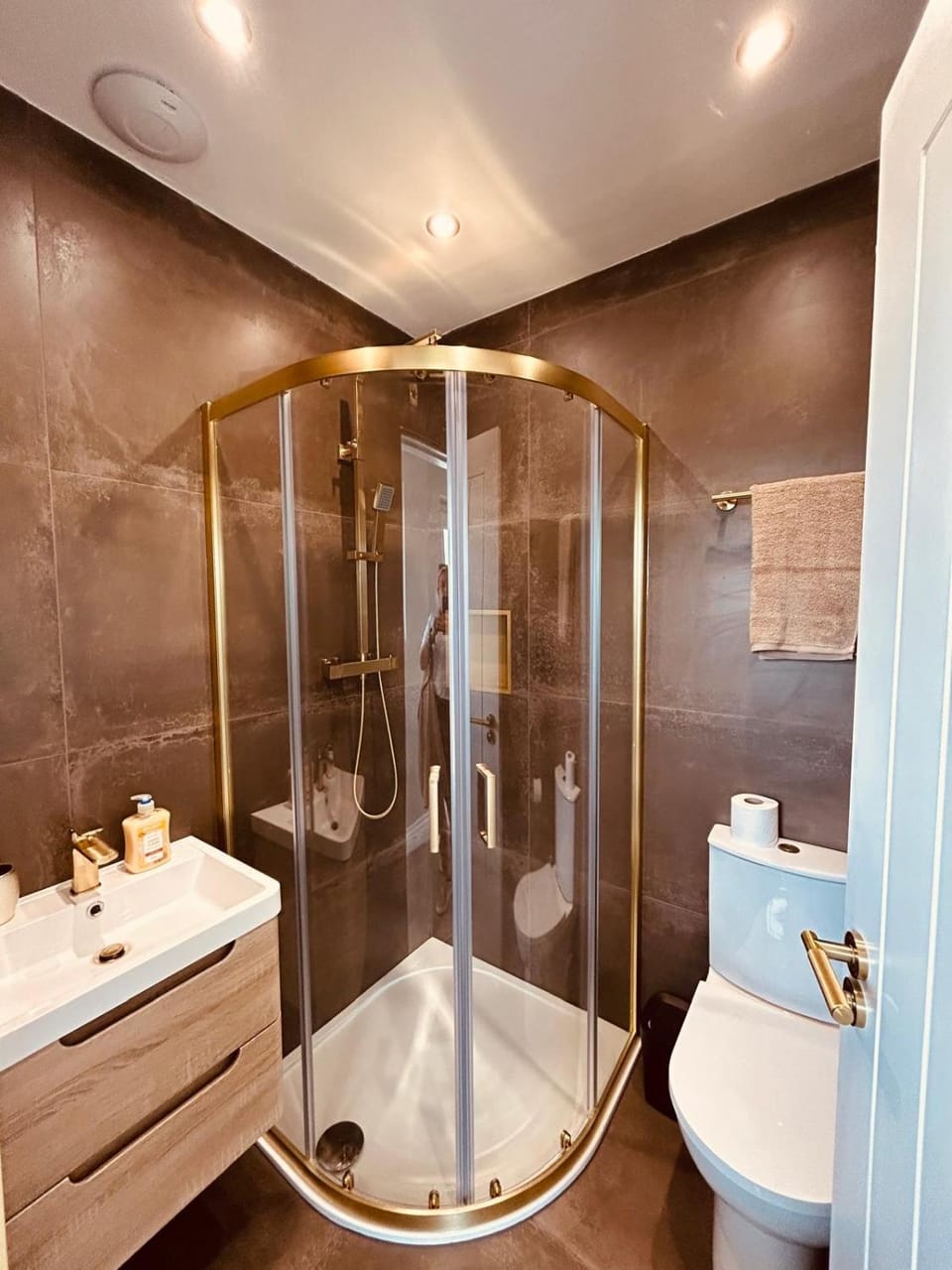 The Waterfront House in Kinsale, hosted by Exquisite Holiday Homes sleeps 19 Villa in County Cork