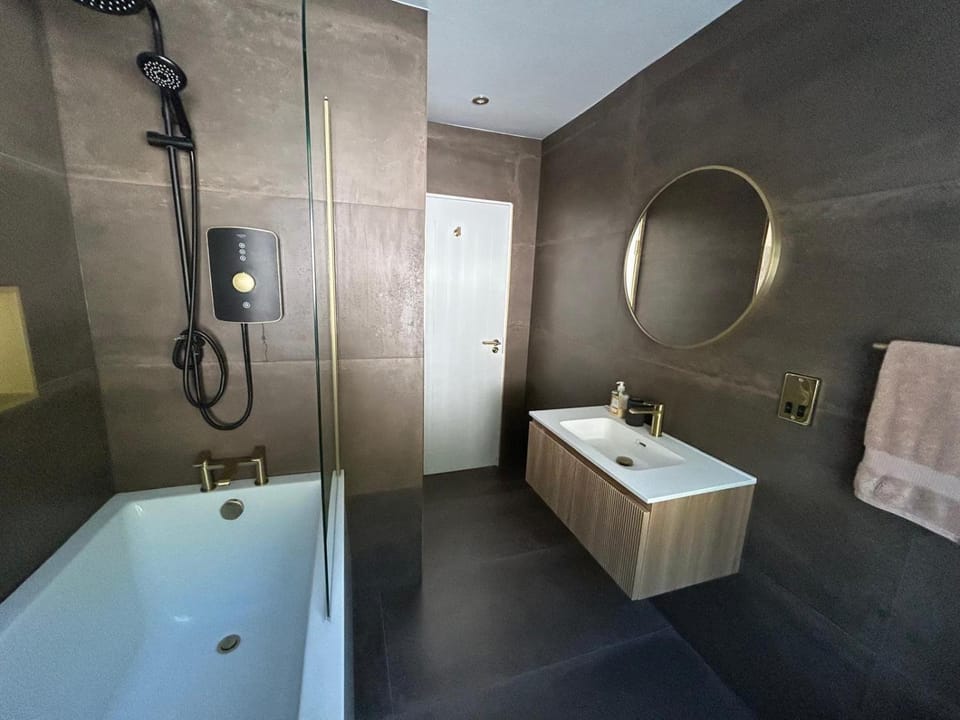 The Waterfront House in Kinsale, hosted by Exquisite Holiday Homes sleeps 19 Villa in County Cork