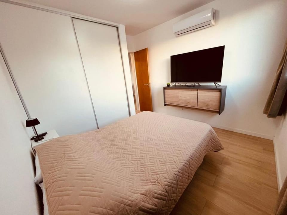 Amplio Depto Con Cochera Zona Plaza Italia Apartment in La Plata