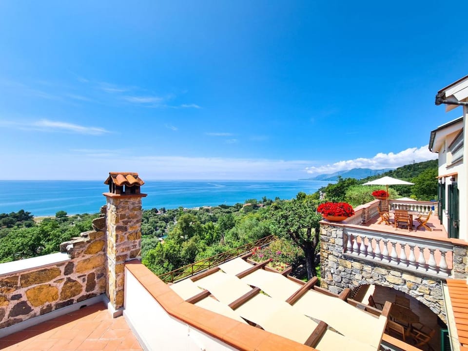 Holiday Home Traumvilla mit Panoramapool by Interhome House in Campania