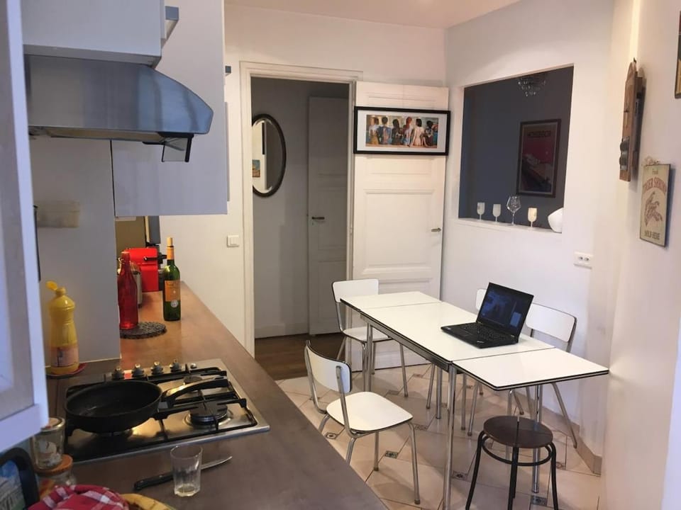 Chambre calme et claire dans grand appartement avec douche Apartment in Courbevoie