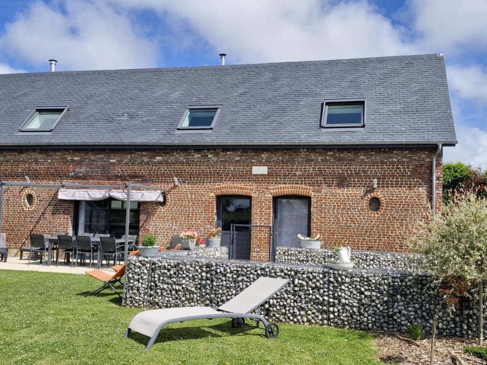 Property building, Day, Garden, Garden view, sunbed