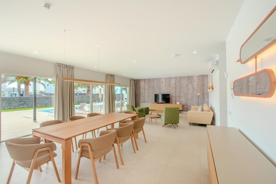 TV and multimedia, Living room, Dining area, Pool view, Swimming pool, heating, internet, air conditioner