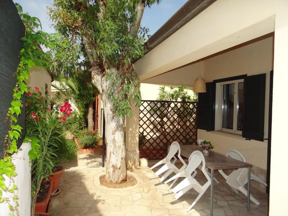 Holiday Home Schöner zentraler Bungalow direkt am Sandstrand auf Sizilien by Interhome House in Marina di Modica