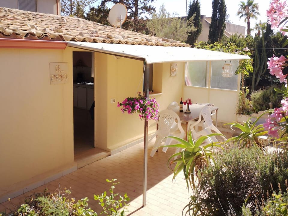Holiday Home Kleines ruhiges Ferienhaus direkt am Meer by Interhome House in Marina di Modica