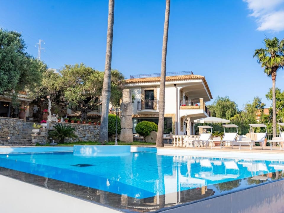 Holiday Home Villa Finù - Panoramavilla mit Pool by Interhome House in Letojanni