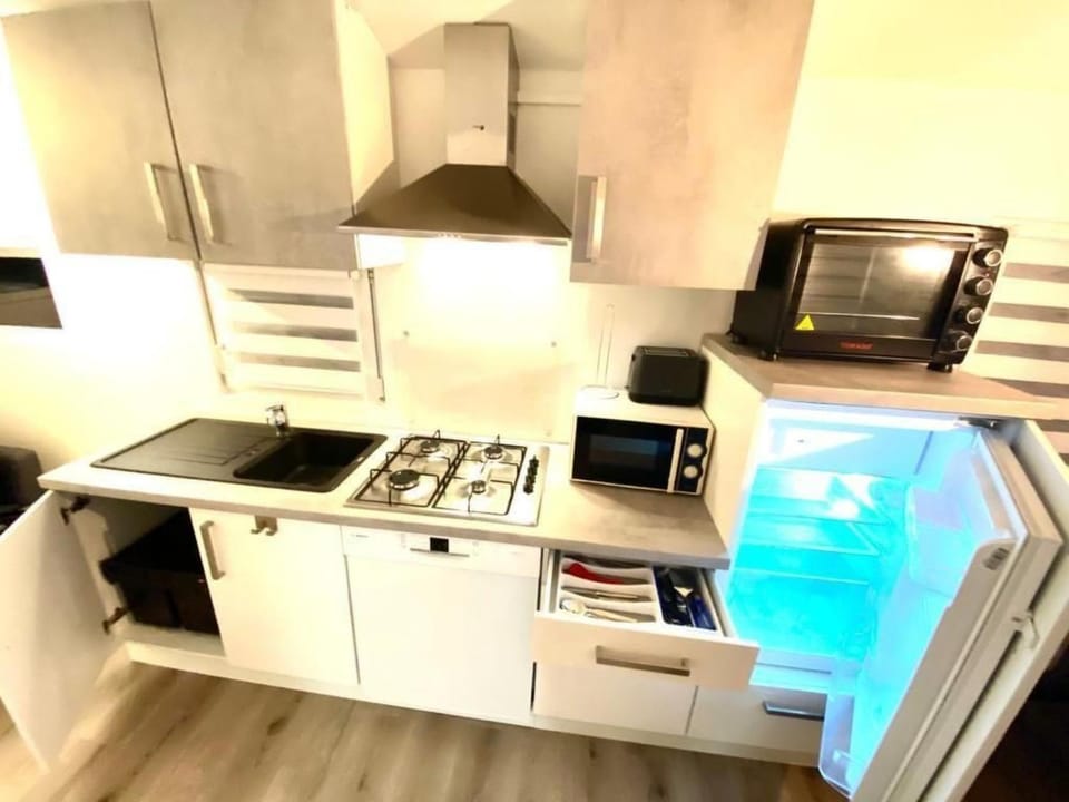 Kitchen or kitchenette