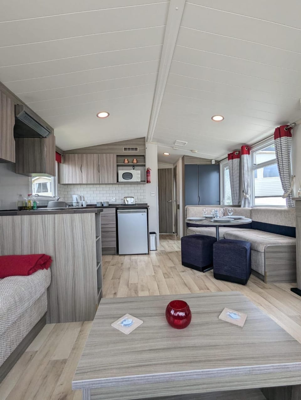 Kitchen or kitchenette, Seating area, Dining area, stove