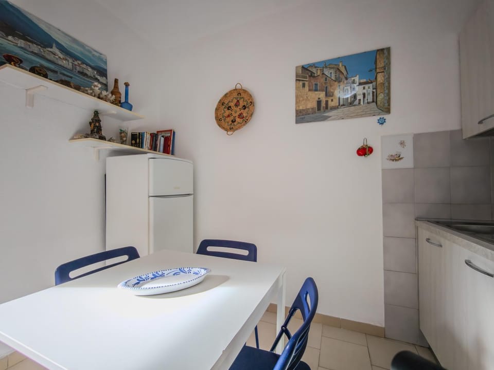 Kitchen or kitchenette, Dining area, stove