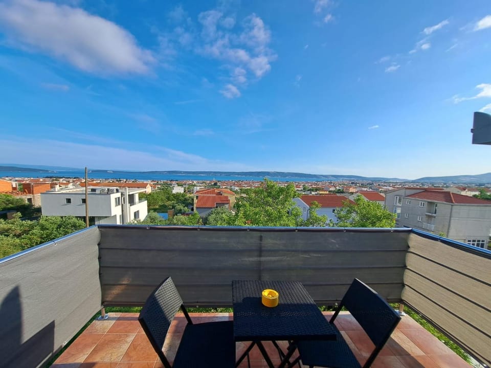 Natural landscape, View (from property/room), Balcony/Terrace, Dining area, City view, Sea view