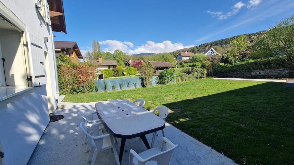 Property building, Patio, Spring, Day, Natural landscape, Garden, Garden view, Mountain view