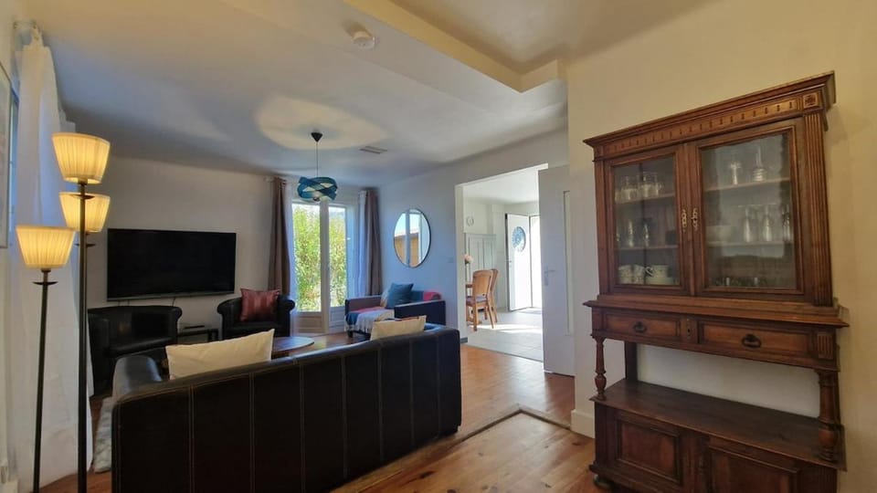 Communal lounge/ TV room, Library, TV and multimedia, Evening entertainment, hair dresser