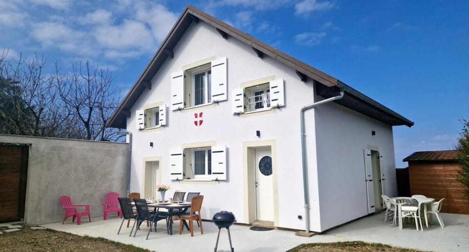 Property building, Patio, Day, Dining area