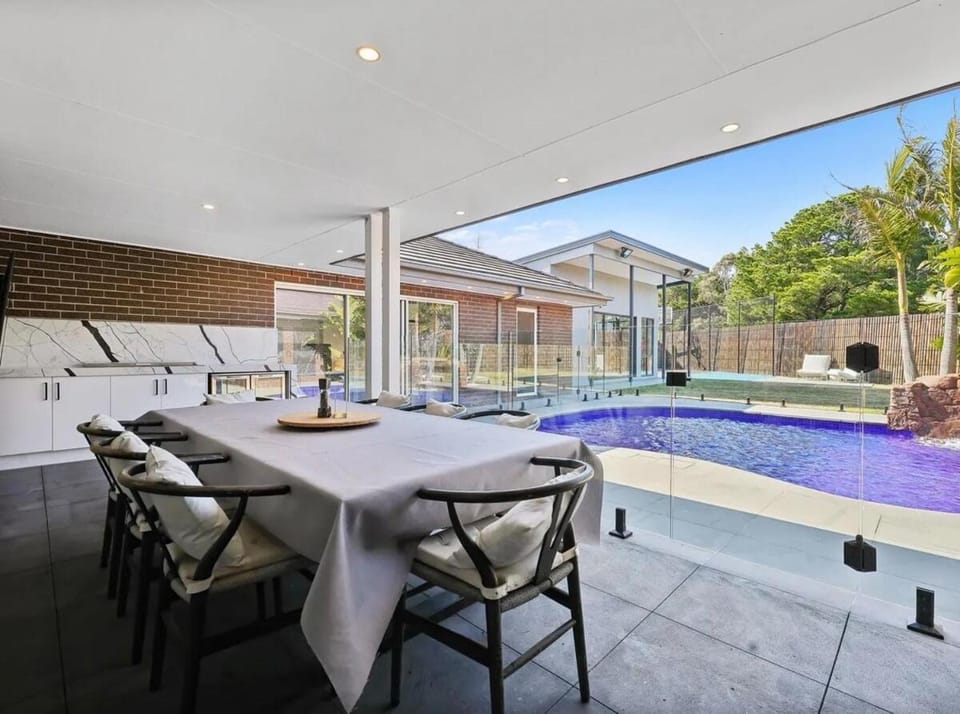 Resort-style family retreat with pool & gym House in Melbourne