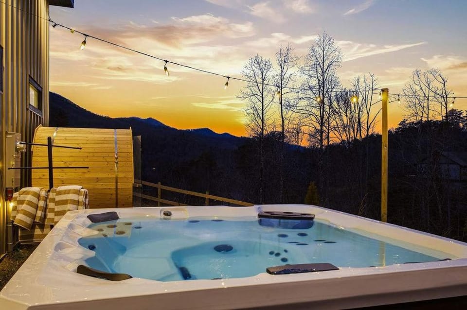 Luxe Mtn Cabin - Sleeps 9 - Sauna - Hot Tub - Games Cabin in Bryson City