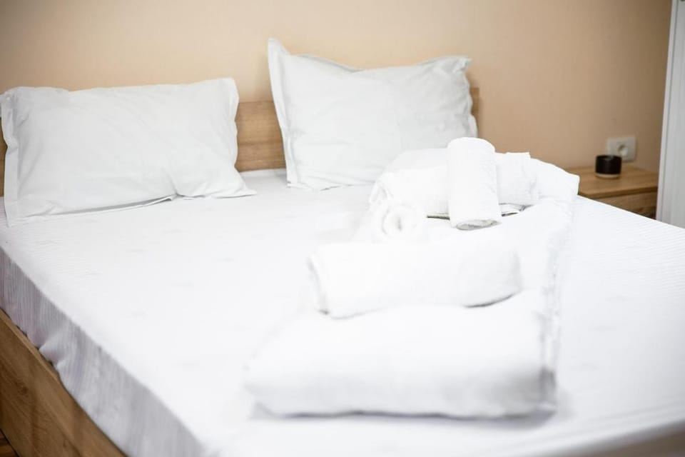 Bed, Bedroom, towels
