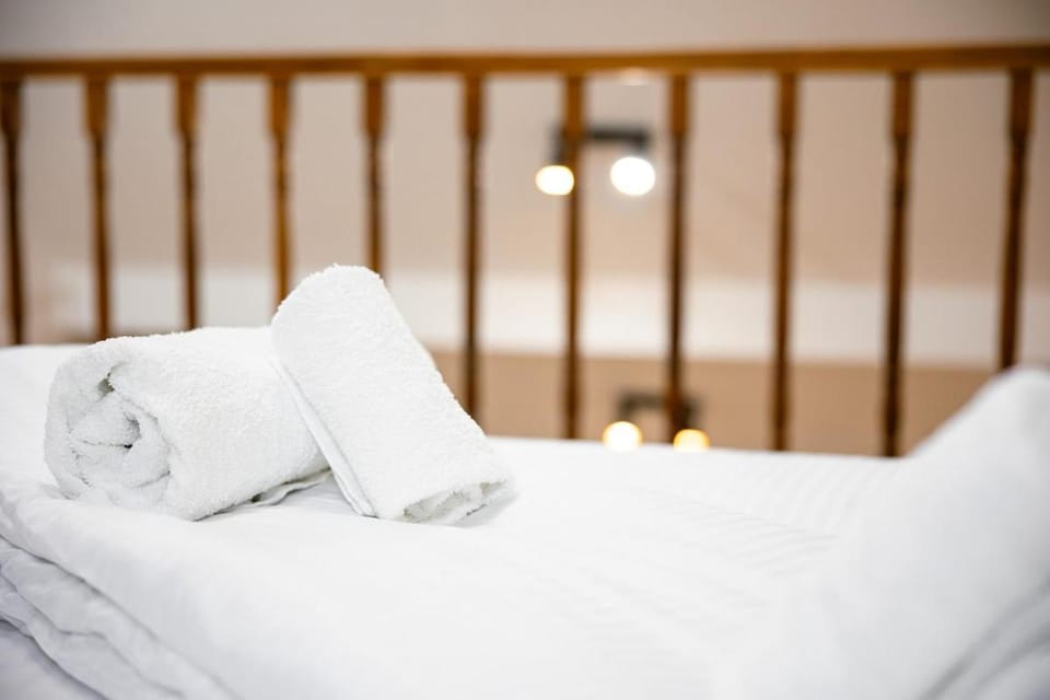Bed, Bedroom, towels